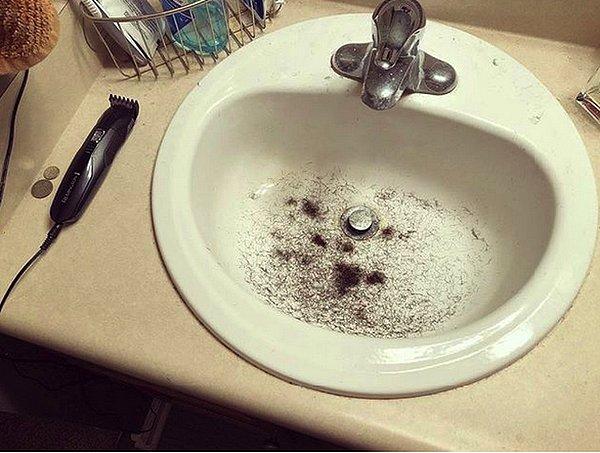 3. "Eğer evde sakallı bir erkek varsa banyonuzun lavabosu hemen hemen bu şekilde olur."