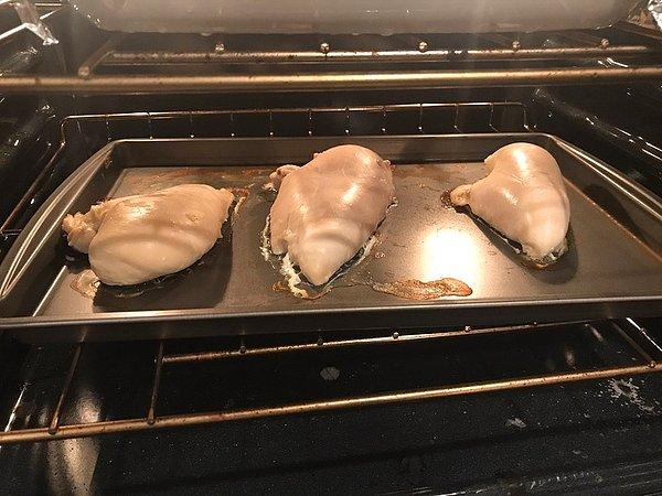 5. "Erkek arkadaşımın tavukları baharat kullanmadan pişirmeye çalışması..."