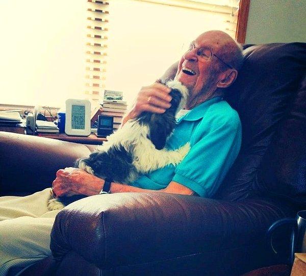 20. “İşte 101 yaşındaki büyükbabamın yeni yavru köpeğiyle fotoğrafı. Gördüğüm en saf neşe!”
