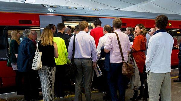 Sydney'deki bir trende her gün işe trenle giden bir grup insanın yaşlı kadına yer vermediklerinin utanç verici görüntüsü internette paylaşıldı.