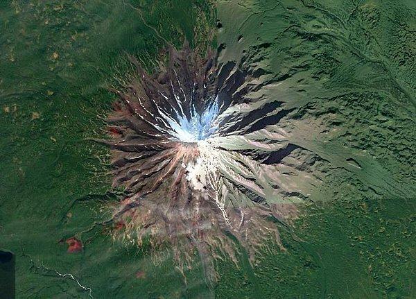 2. "Rusya'daki Kamçatka Yarımadası'nda güzel bir simetrik volkan. Yanlardaki tuhaf kırmızı kül konilerine bakın."