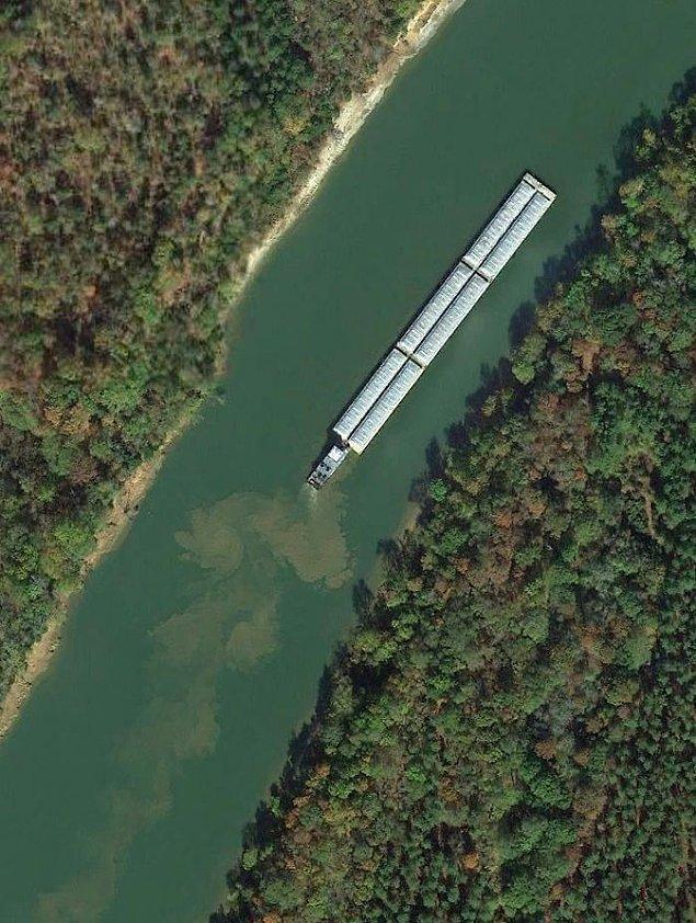 15. "Bir askeri bot ve mavnalar Alabama'daki Tombigbee Nehri'nin altını karıştırıyor (ABD)."