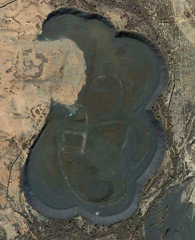 17. "Douglas, Arizona’nın batısındaki yığınla duran büyük siyah şeyler. Bir madenden birikmiş gibi gözüküyor ama yakınlarda bir madenin kanıtını göremiyorum. Herhangi bir fikri olan?"