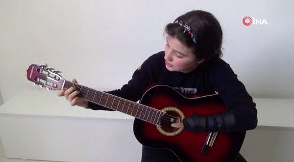Gitar öğretmeni, Nuriye'nin hayalini gerçekleştirmek için, özel bir aparat yaptı.