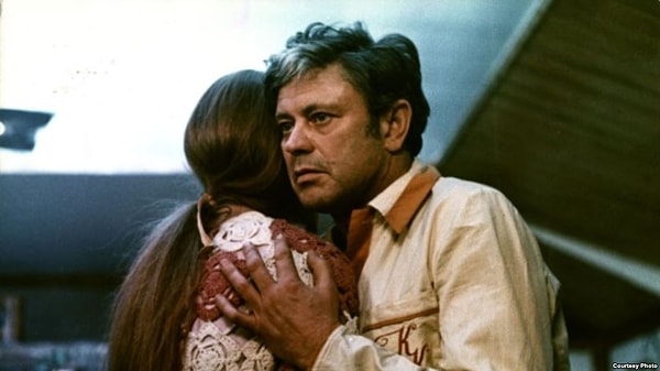 12. По роману какого писателя Андрей Тарковский снял фильм Солярис?