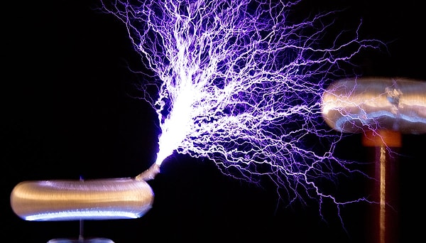 9. Электрические машины этого ученого, буйное воображение и чудаковатый стиль стали символом "сумасшедшего гения". О ком идет речь?