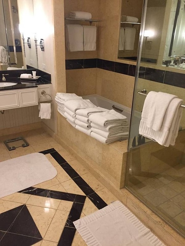 38. "В моем отеле в Лас-Вегасе мне постоянно не хватало полотенец. Я сказал горничной, что дам один доллар чаевых за каждое дополнительное полотенце".