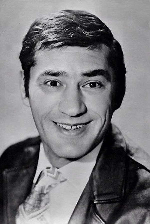 1. Кем по профессии был Спартак Мишулин?