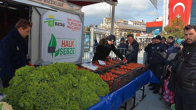 Eminönü'nde kurulan bir tanzim satış çadırı yakınlarına gelen CHP seçim otobüsünden Barış Manço'ya ait "Domates, biber, patlıcan" şarkısı çalındı.