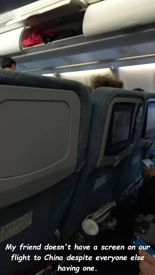 48. «На перелете в Китай у моего друга не оказалось экрана, в отличие от остальных».