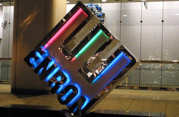 Enron, kurulduğu 1985'i takip eden yıllarda Amerika'nın enerji, emtia ve hizmet sektörlerini adeta domine eden dev ve güçlü bir şirket haline gelmişti.