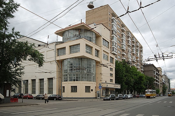 4. К какому стилю и году относится это здание?