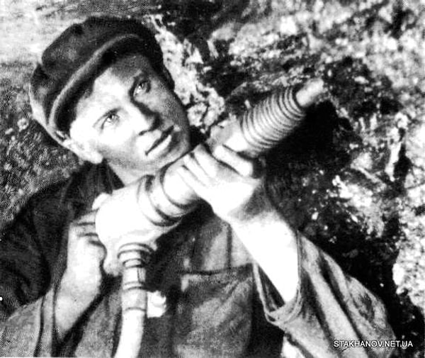 7. Под каким лозунгом распространялось стахановское движение?