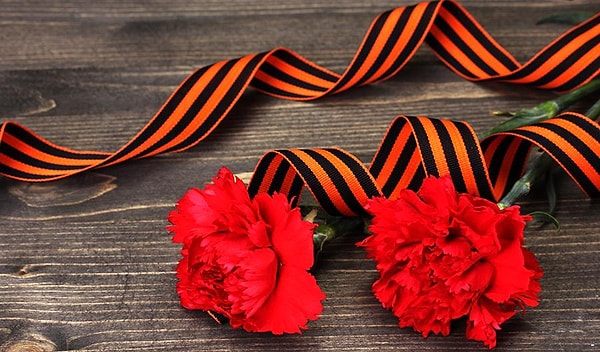 11. В каком году 9 мая объявили выходным днем?