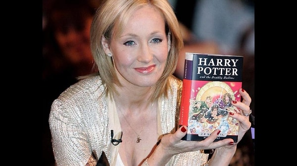 2. Первую книгу Джоан Роулинг о Гарри Поттере отклонили в 12 издательствах. Что посоветовал ей главный редактор издательства Bloomsbury?