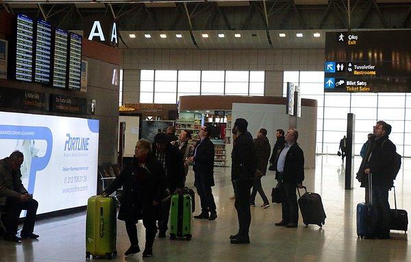 İstanbul'daki yoğun sis nedeniyle Sabiha Gökçen Havalimanı'na inemeyen 4 uçak, Bursa'daki Yenişehir Havalimanı'na iniş yaptı.