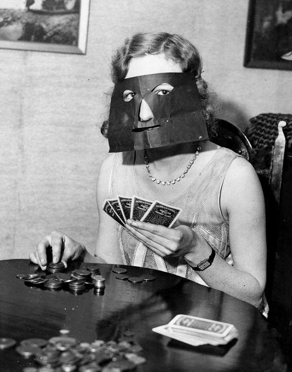 10. Маска для игры в покер