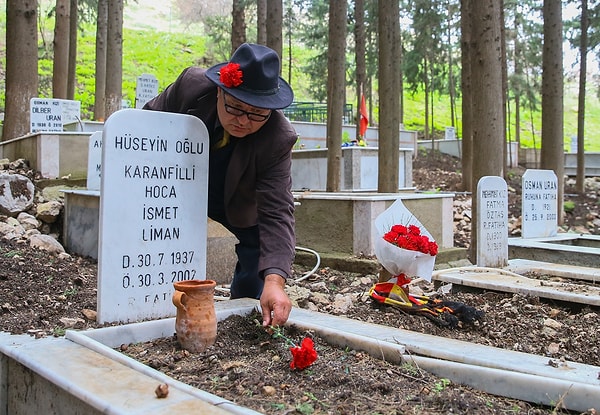 1942 yılında hayata gözlerini yuman Ali Çavuş'un ölümsüz aşkının simgesini ilk olarak 16 yaşındaki torunu Halil Liman yerine getirmiş. Halil Liman'ın vefatından sonra kardeşi İsmet Liman, karanfili 2002 yılına kadar taşımış.