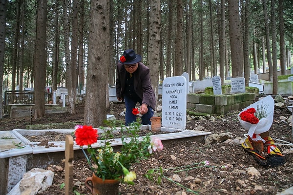 2002'den beri de ailenin büyük oğlu Hüseyin Cem Liman büyük dedesinin karanfilini taşıyor. Belediyede memur olan Cem Liman işine de böyle gidiyor, pazara da böyle çıkıyor. Eleni ve Ali'nin bitmeyen aşklarını işte bu "karanfilli aile" günümüzde devam ettiriyor.