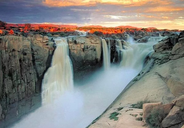 7. Река Оранжевая течет в...