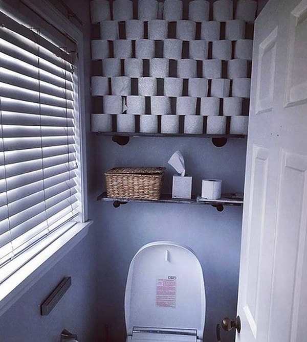 16. «Я попросила Скотта распаковать туалетную бумагу... Вместо милой 10-рулонной пирамиды, которую я обычно делаю, я увидела этот шедевр, только и поджидающий удобного момента, чтобы обрушиться на мою голову".