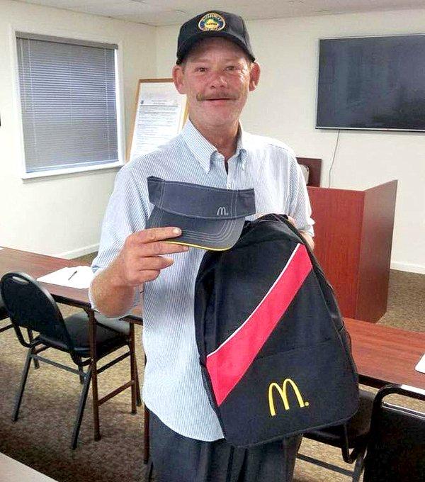 10. "Bir yıl sokaklarda yaşadıktan sonra Phil, McDonald's'ta işe girdi. Tallahassee'deki polis memuruna iş görüşmesinden önce onu tıraş ettirdiği ve temiz kıyafetler verdiği için teşekkürler."