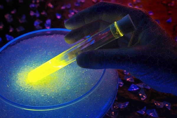 8. Что из перечисленного окрашивает лакмусовую бумажку в синий цвет?