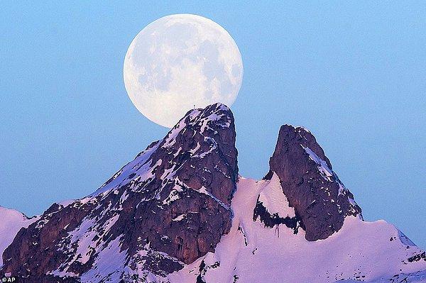 2. Ay, İsviçre'de bulunan Les Jumelles Dağ'ının ardından yükseliyor.