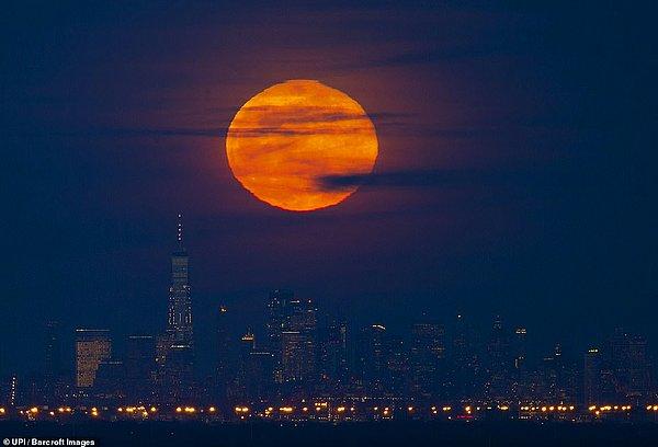 4. Manhattan sokaklarına kadar inecekmiş gibi görünen Süper Ay, New York.