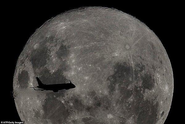 7. Arjantin semalarında uçan bu uçakla Ay'ın arasında sanki metreler varmış gibi görünüyor.