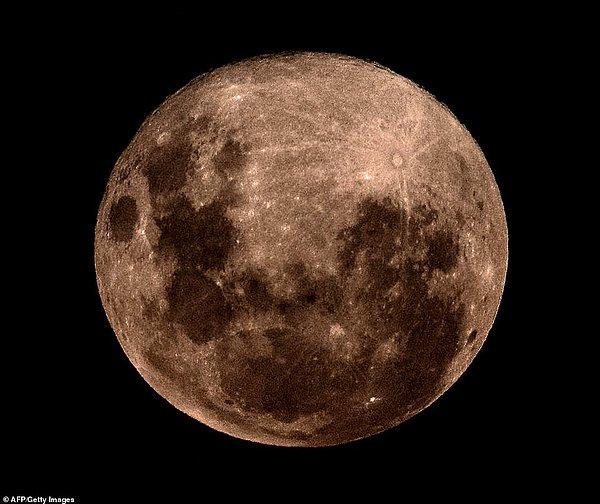 8. Buenos Aires'den de bu şekilde görülen Süper Ay, 21 Mart'ta tekrar karşımıza çıkacak.