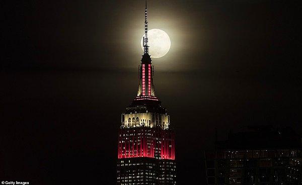 9. Empire State binası ve Süper Ay'ın bir araya gelişi adeta film setlerini andırıyor.