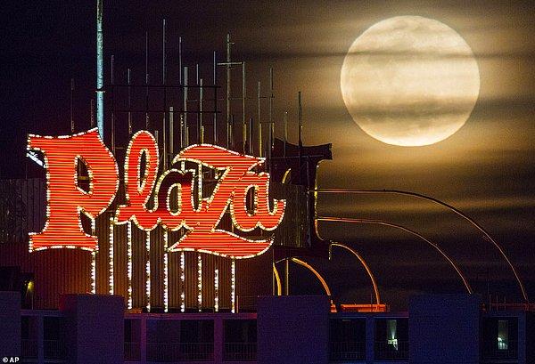 12. Las Vegas'ın en ünlü otellerinde biri olan Plaza ve Süper Ay bir arada.
