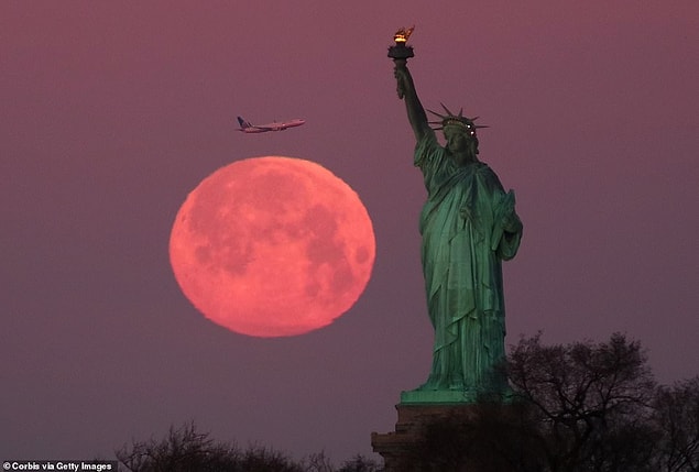 11. Ay, Özgürlük Heykeli'nin tepesine tırmanırken yakalanan bu görüntü New York'dan.