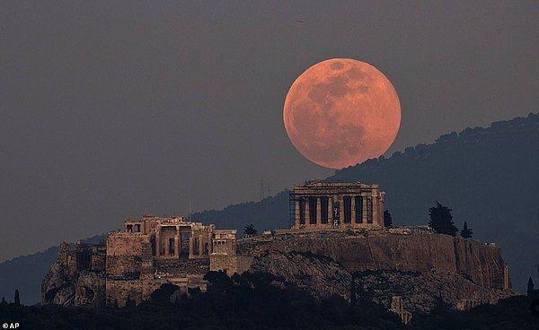 13. Akropolis Tepesi ile güzel bir uyum yaklayan Süper Ay, Athena, Yunanistan.