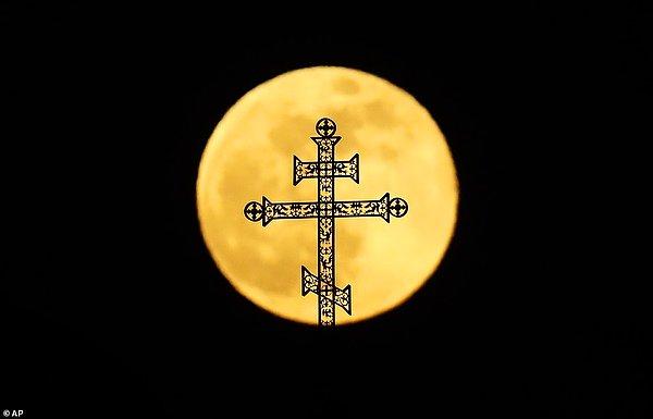14. Süper Ay, Belarus'ta bir Ortadoks kilisesini aydınlatıyor.
