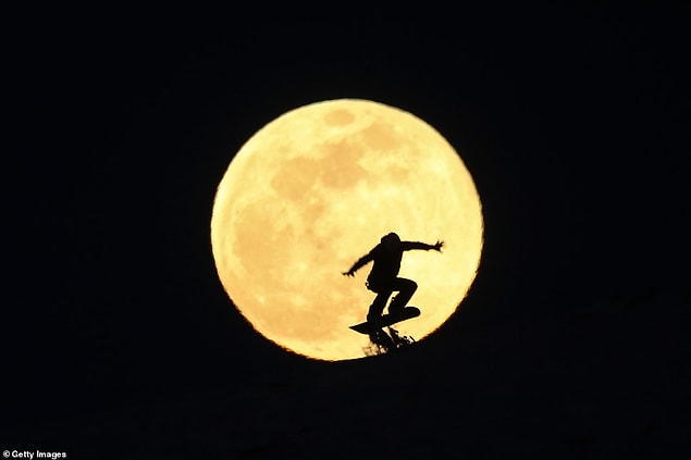 17. Snowboard ile kayan bu kişinin görüntüsü ise Abalı, Van'dan.