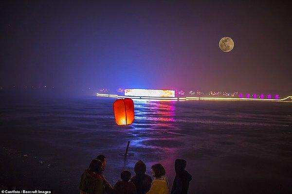 16. Çin'de ise Fener Festivali ile aynı zamana denk gelen bu olay, sanki gökyüzüne bırakılan fenerler Ay'a çarpacakmış gibi bir his veriyor.