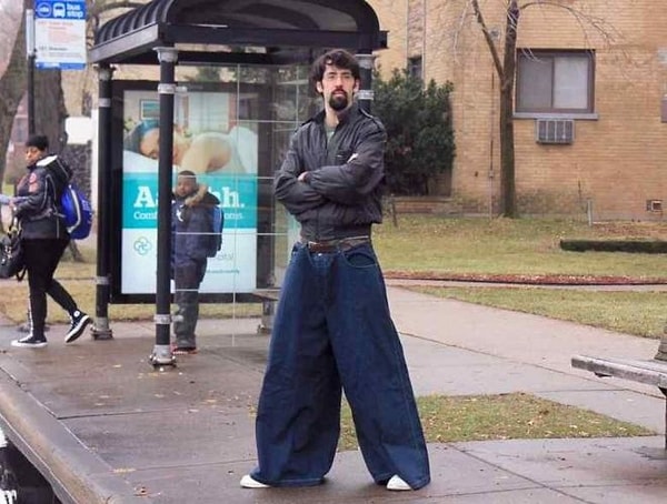 1. Парень, ты явно что-то прячешь там!