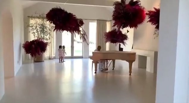 Piyanodan başka hiçbir eşya olmayan salonları...