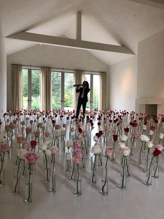 Sevgililer Günü'nde, Kardashian evinin salonu olan bu fotoğrafı tweet attı.