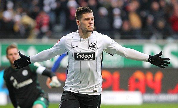 Bu sezon istikrarlı bir performans sergileyen Eintracht Frankfurt'un 21 yaşındaki santraforu Alman Luka Jovic, ligde 14 golle krallık yarışında zirvede yer alırken, UEFA Avrupa Ligi'nde ise 5 kez ağları sarstı.