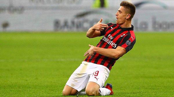 Sezonun ilk yarısında Genoa formasıyla tüm kulvarlarda 21 maçta 19 gole imza atarak adından söz ettiren Polonyalı golcü, Milan'da da üstün performansını sürdürüyor. 23 yaşındaki santrafor, yeni takımında 5 karşılaşmada 6 kez fileleri havalandırma başarısı gösterdi.