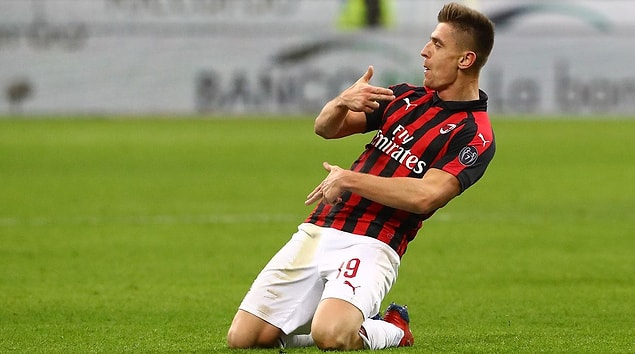Sezonun ilk yarısında Genoa formasıyla tüm kulvarlarda 21 maçta 19 gole imza atarak adından söz ettiren Polonyalı golcü, Milan'da da üstün performansını sürdürüyor. 23 yaşındaki santrafor, yeni takımında 5 karşılaşmada 6 kez fileleri havalandırma başarısı gösterdi.
