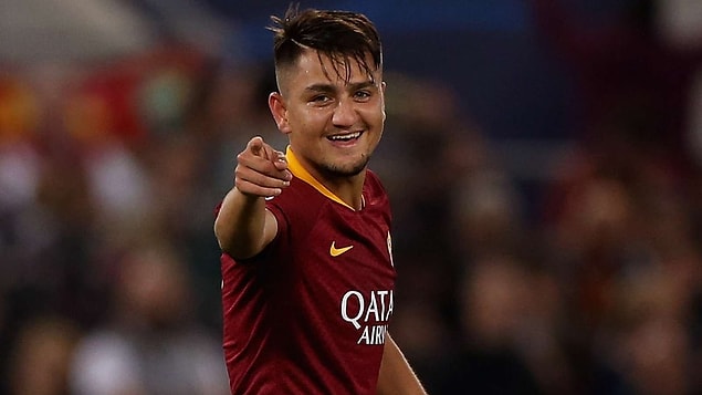 Geçen ay yaşadığı sakatlık nedeniyle formasından bir süre daha uzak kalacak 21 yaşındaki milli futbolcu, geleceğin en yetenekli kanat oyuncuları arasında gösteriliyor.