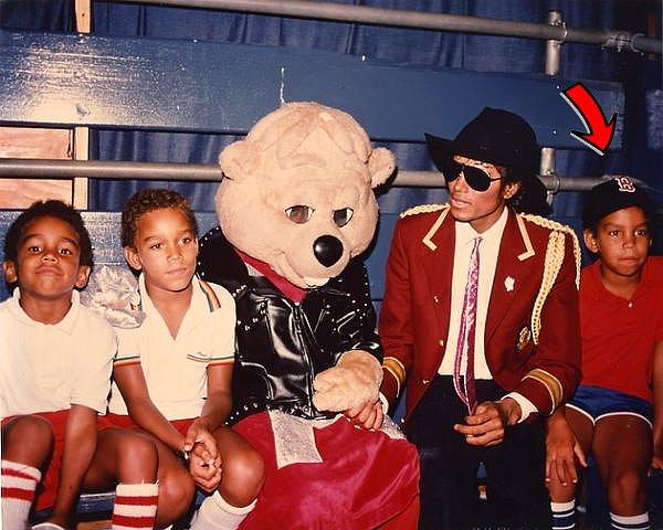 Michael Jackson'ın yeğeni Taj Jackson ayrıca, şarkıcıyı savunmak amacıyla karşı bir belgesel çekilmesi için para toplanması adına kitlesel fonlama sayfası başlattı.