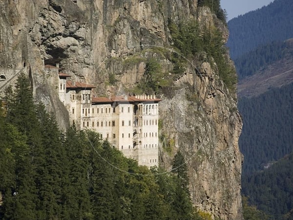 5. Какой полуостров омывается с юга Средиземным морем, Эгейским – с запада и Черным – с севера, а также отделен от Европы проливами Босфора и Дарданеллы?