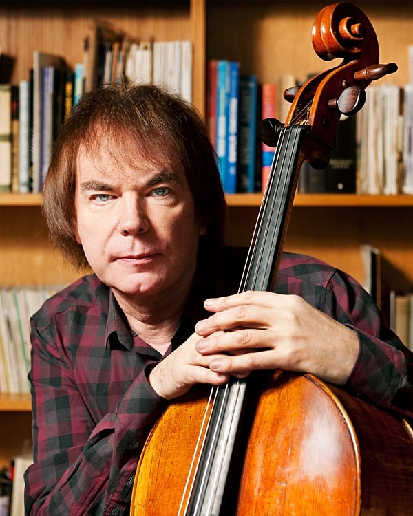 8. Кем Эндрю Ллойд Уэббер приходится прославленному виолончелисту Джулиану Ллойду Уэбберу?