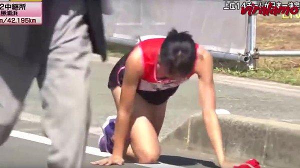 Fukuoka'da düzenlenen maratona katılan Rei Iida isimli bir üniversite öğrencisi, yarışın sonlarına doğru düşerek bacağını kırdı.