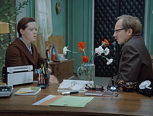 1. Начинаем! Кто режиссёр фильма "Служебный роман"?